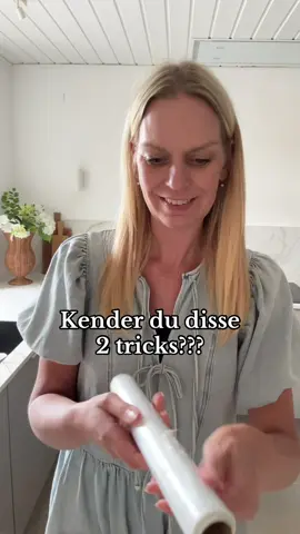2 x tricks, som du bør kende. Driller husholdnings filmen og stanniolen også ofte dig? Så er her 2 løsninger du skal kende. Drej film rullen 2-3 gange og klip den af. Næste gang så er det nemt, at finde enden. Nogle gange (læs: ofte) er det næsten umuligt, at få stanniolen af i et stykke, men se her hvor nemt, du løser det problem. Tag et stykke staniol af og gnid det over stedet, hvor det driller og du kan nu nemt tage et helt stykke. #homehack #LifeHack #momhack #tipsogtricks #goderåd 