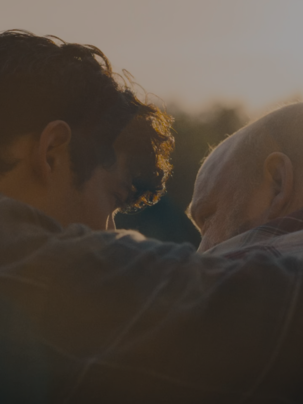 Esse diálogo de Jonathan Kent com Clark em Superman é poderoso porque traduz uma verdade universal: pais e mães não moldam o destino dos filhos, mas oferecem as bases para que eles descubram quem são.  É um lembrete de que amor não é controlar, mas confiar. Educar não é traçar o caminho, mas ensinar a caminhar. E talvez o maior presente que um filho pode dar em troca seja justamente esse: viver de forma íntegra, de um jeito que faça os pais sentirem orgulho. E tudo isso num filme de 