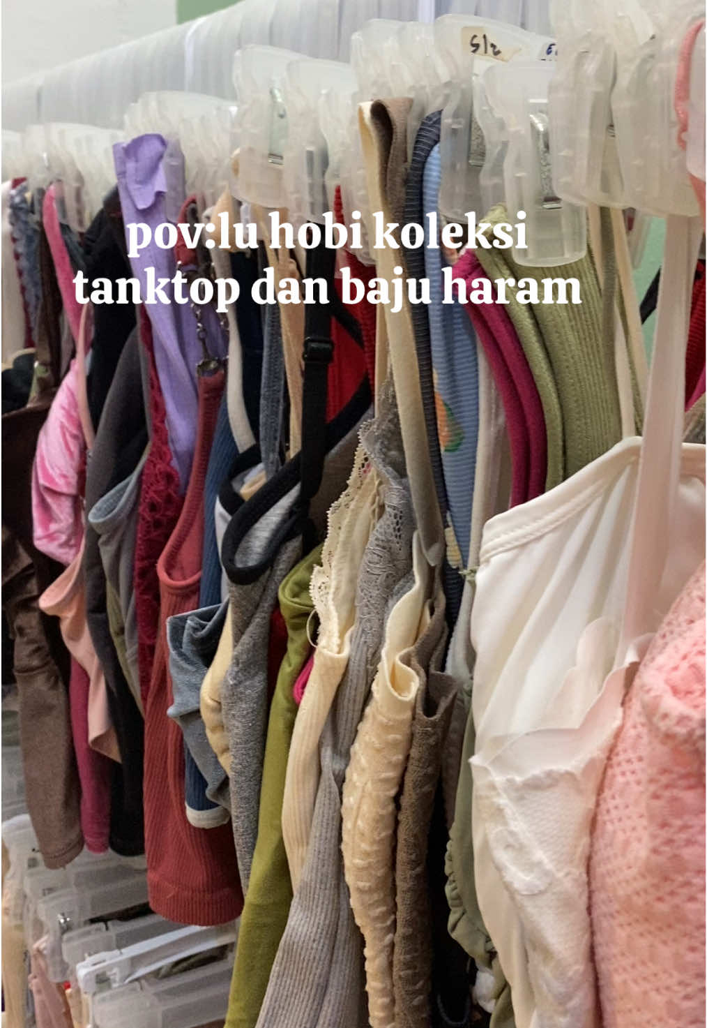 suka banget pake ginian di rumah 😭😭 #fyppppppppppppppppppppppp #tanktop #bajudinas #promomakanmerdeka #viral 
