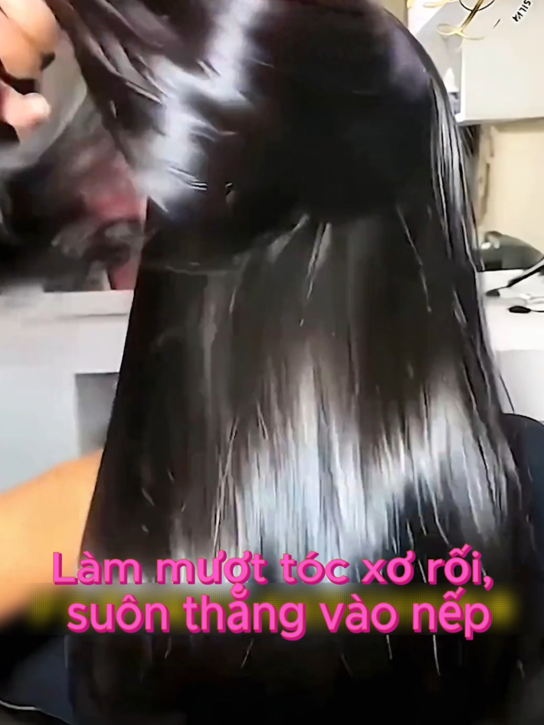 Xịt tinh dầu dưỡng tóc này đúng là chân ái của tôi, với mái tóc khô xơ như rơm của tôi thì thật sự quá thân thiện luôn!
