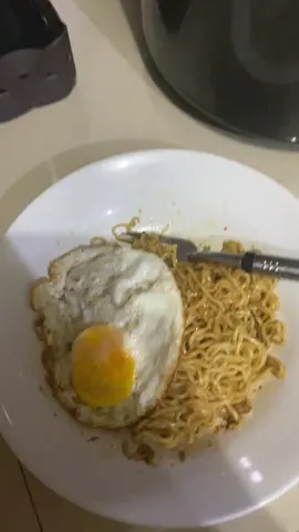 Makan mie lauknya mie