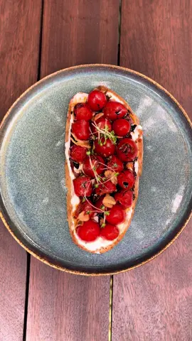 Garlic labneh, cherry tomatoes and balsamic reduction.. 😏#ugalichef #habibi #cheflife #fairviewhotelnairobi #kitcheninvetions 