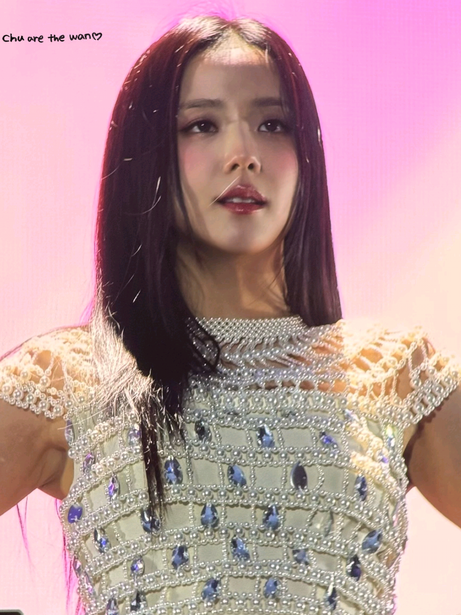 Com direito a look da @mrselfportrait, JISOO belíssima performando 'earthquake' (versão em inglês) no 1° dia de concerto da Deadline World Tour em Londres. 💃🤍 cr. chuinlove__ #jisoo #kimjisoo #blackpink #blissoo #Kpop 
