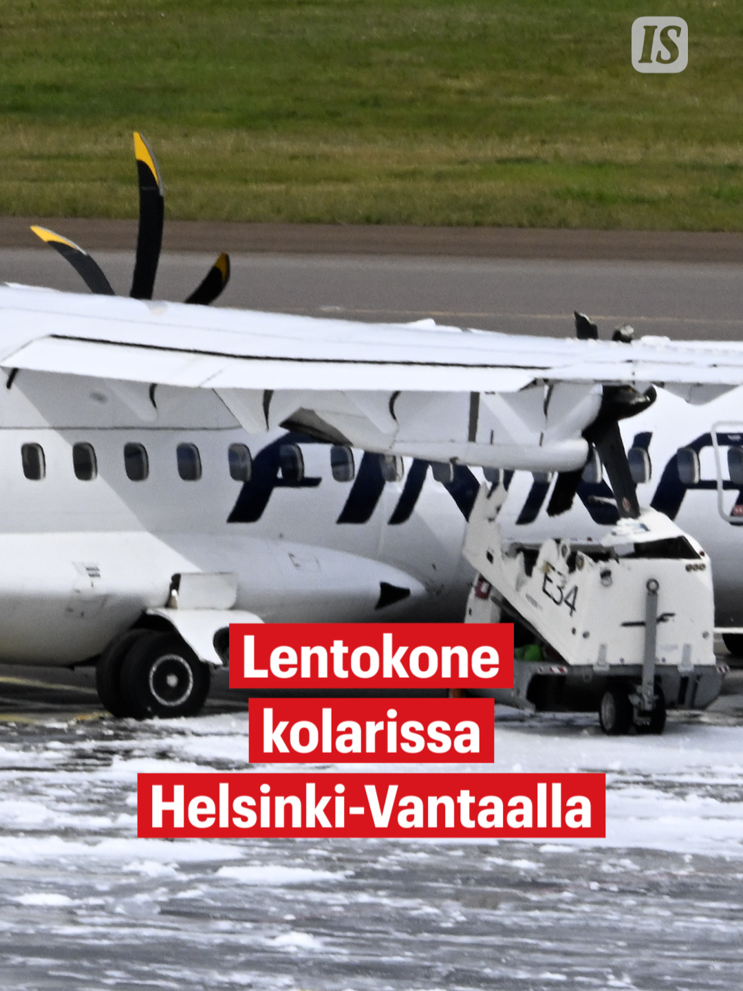 Pelastuslaitos sai ilmoituksen suuresta ilmaliikenneonnettomuudesta Helsinki-Vantaalla lauantaina aamupäivällä. Puolan Gdanskiin lähdössä olleen Finnairin koneen potkuri osui lauantaina aamupäivällä maavirtalaitteeseen Helsinki-Vantaan lentoasemalla, kertoo Finnairin viestintäjohtaja Päivyt Tallqvist STT:lle. Potkuri osui Tallqvistin mukaan laitteeseen, kun kone liikkui käynnistyksen jälkeen eteenpäin. Norran operoiman lennon oli tarkoitus lähteä hieman ennen kello puolta yhtätoista, mutta se peruttiin potkurin vaurioitumisen vuoksi. Koneessa olleet 68 ihmistä on siirretty takaisin terminaaliin, eikä tiedossa ole henkilövahinkoja. Toimittaja: Tatu Helle #helsinkivantaa #lentokone #onnettomuus #finnair #iltasanomat #uutinen