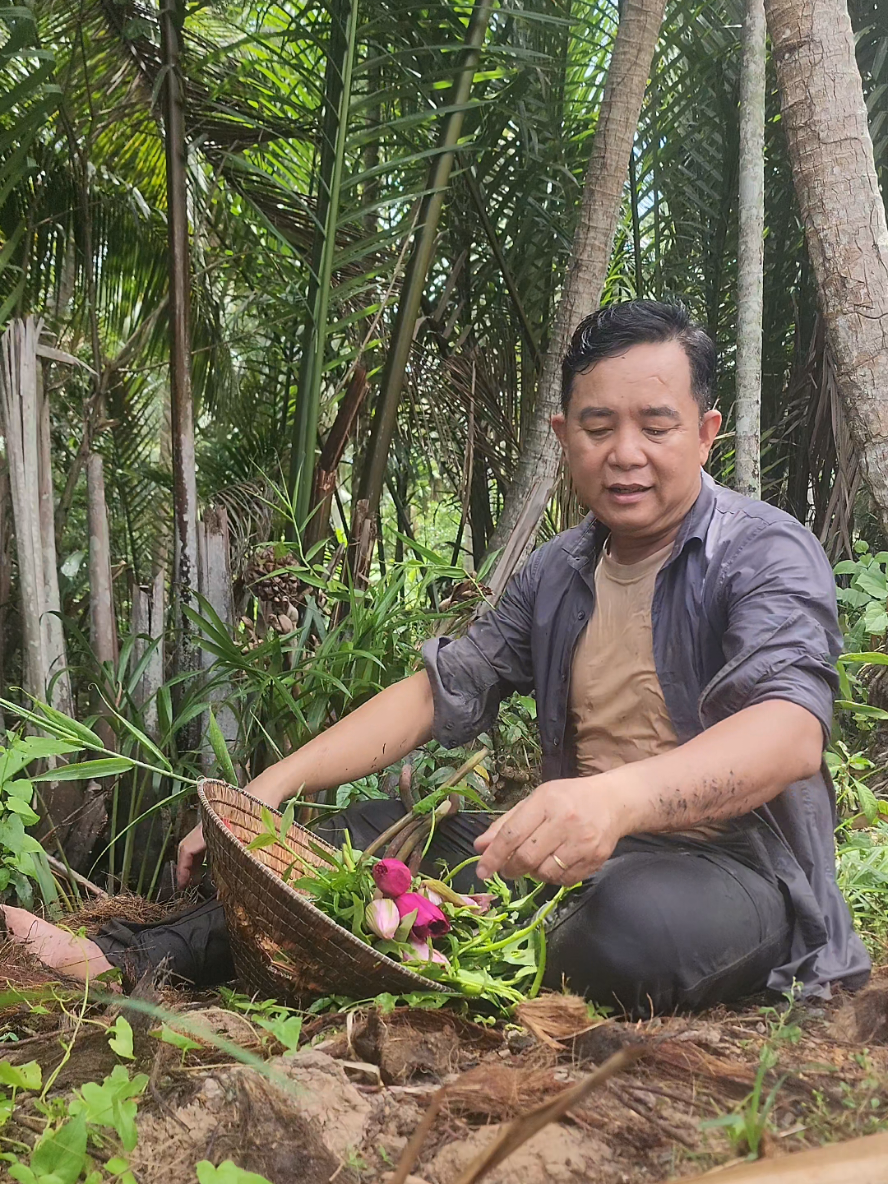 Má ơi đừng đánh con đau. Để con bắt ốc hái rau má nhờ. #xuhuongtiktok #cuoituanvuive #bentre71🌴🥥 #bentre #mietvuonmientay 