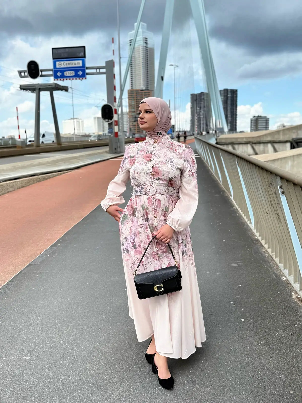 Rotterdam mooier dan Parijs, einde discussie ☺️🤍💚#rotterdam #hijabi #revert #dutch #outfitinspo 