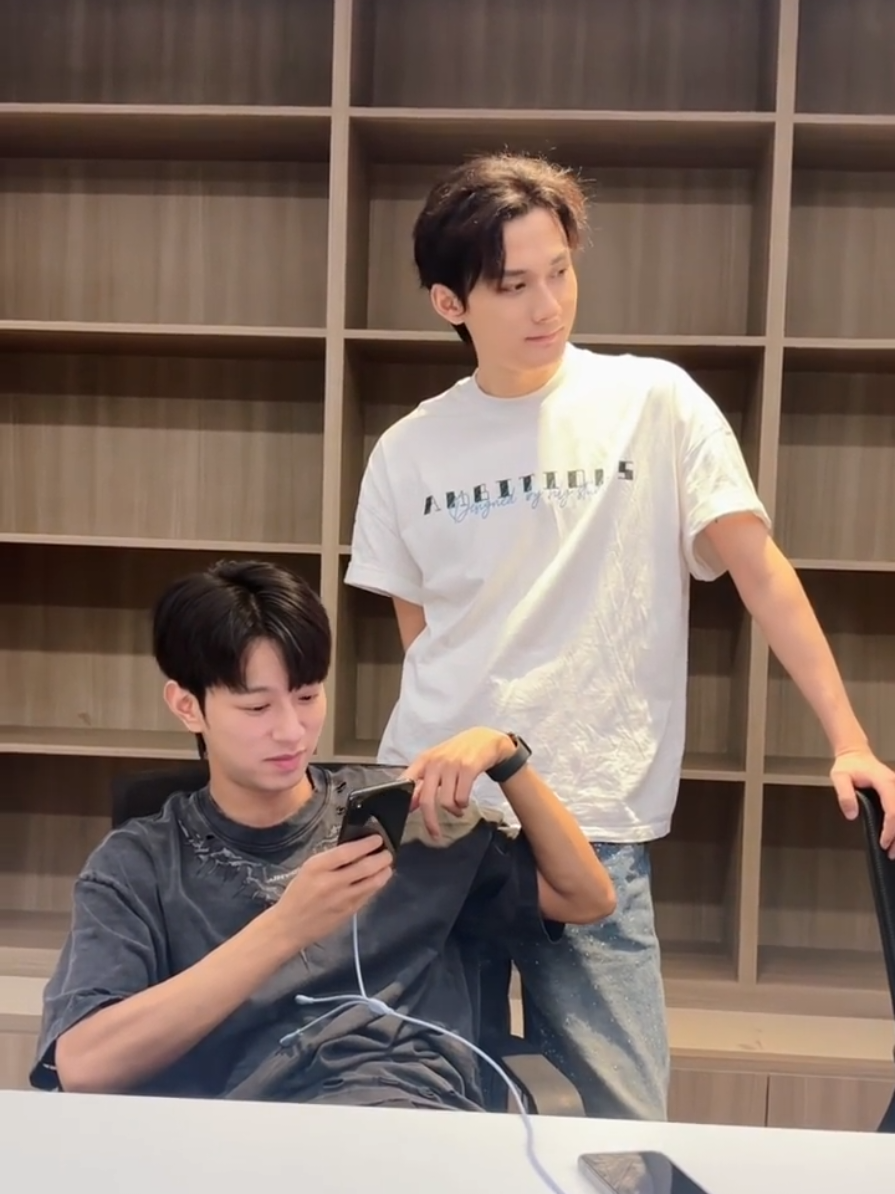 Jiang Heng is very possessive towards Peien gege 😮‍💨 #desiretheseries #JiangHeng #LiPeien #JiangLi #abodesire 