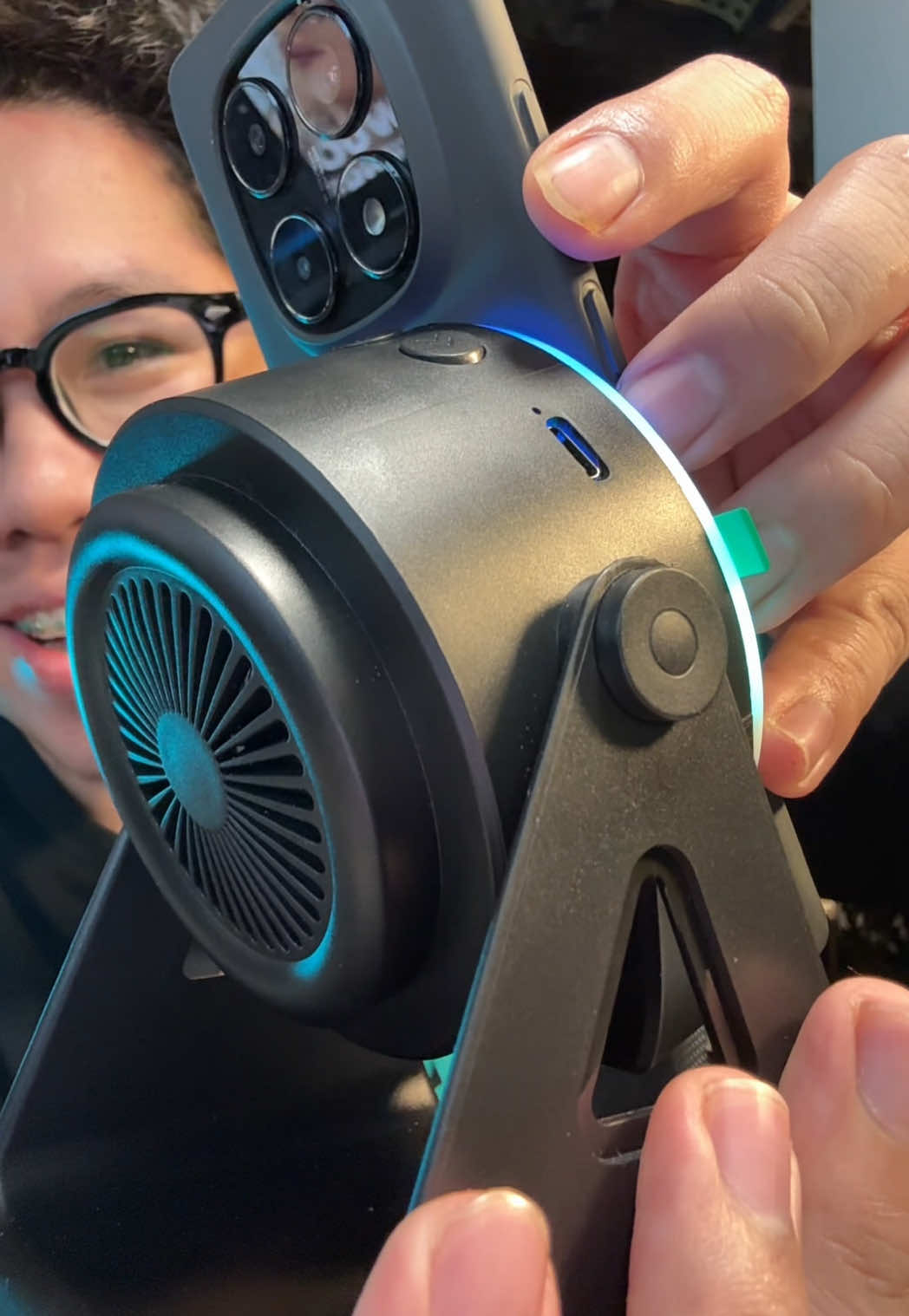 Induction speaker with phone stand .Grabe ma amaze ghapon ko nganu ning speaker na unique kaayo #bluetoothspeaker #inductionspeaker #phonestandspeaker  #wirelessspeaker