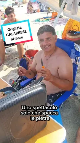 Giornata epica in Calabria! 🔥 Sole che spacca ☀️, acqua cristallina 💦, compare Franco alla griglia 🍖 e birra ghiacciata 🍺… Risate, musica a palla 🎶 e cocomero dolce 🍉. E per chiudere… fuochi d’artificio sul mare! 🎆✨ Questa sì che è #estateitaliana! #marecalabria #grigliataepica #amici #piattitipici 