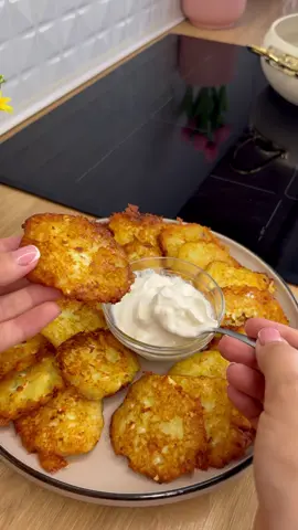 Деруни із сиром- мої улюблені😋 ▫️1 кг картоплі ▫️1 велика цибуля  ▫️1 яйце ▫️1 ст.л борошна з гіркою ▫️сіль, перець за смаком ▫️100-150 г кисломолочного сиру #рецепт #деруни #деруниізсиром#смакота #щоприготувати 