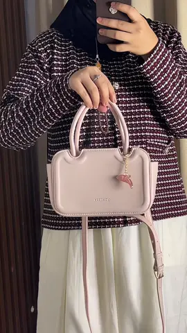 Lysmare Bag💗 special edition warna pink dan blue free gantungan dolphin 🐬💖 gemassh bgt🫶🏻 #lysmarebag #lysmarebagmossdom #mossdoom #mossdoombag #mossdoomslingbag 