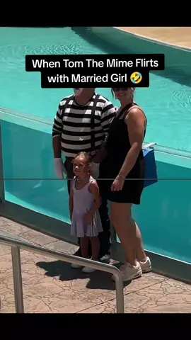 When Tom The Mime Flirts With Married Girl 🤣 #seaworldmime #tomthemime #unitedstates #seaworldorlando #bestofmime 