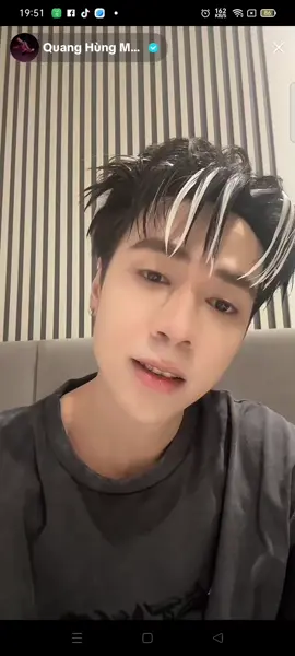 hùng đang live nek mng vo xem ik #xuhuongtiktok#QuangHungMasterD 