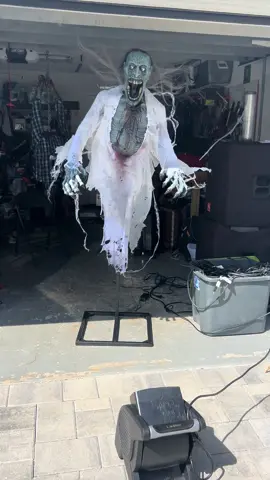Awesome ac animatronic by Beastcraft, a fan and some lighting and this is pretty creepy at night. #halloween #ilovehalloween #halloween2025 #scary #halloweendecorations 