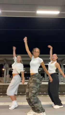 side to side | dancers: @steffi ;) @melanie.br @weni | #arianagrande #dance #dancechallenge #dancetrend #dancetrend2025