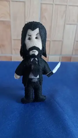 Não é todo dia que vemos o John Wick de feltro. Talvez ele não fale, mas tenho certeza que protege qualquer estante com estilo. 😎✏️ #artesanato #feitoamao #johnwick #feltro #lojaonline 