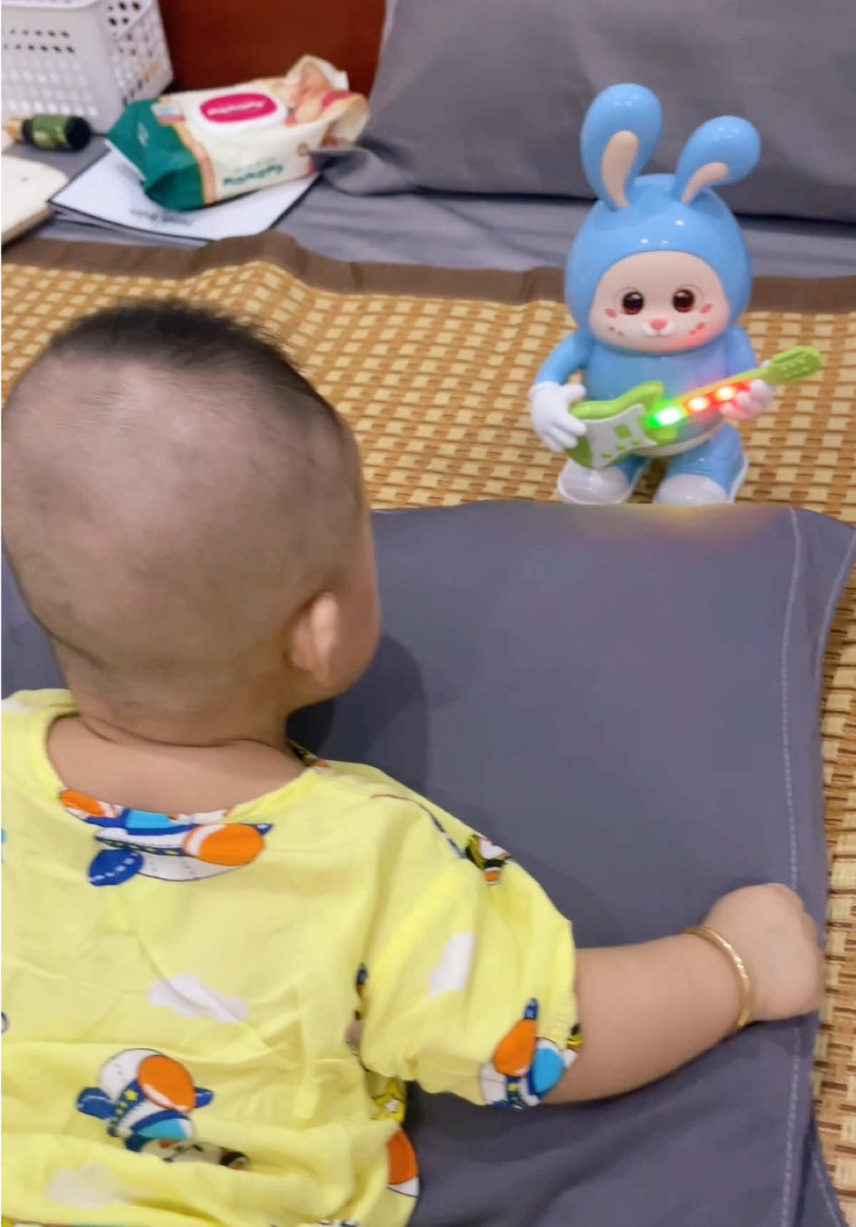 Em Bin rất thích em đồ chơi thỏ cầm đàn vừa nhảy vừa hát giúp cho em tập ngóc đầu cứng cổ hơn, ba Bin mẹ tham khảo cho con mình nha #mebindidi #dochoitreem #thocamdannhaymua 