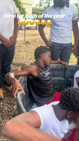 Ice bath be killing frl 🤣🤣🤣 #fyp #fypシ゚viral #football #varsityfootball 