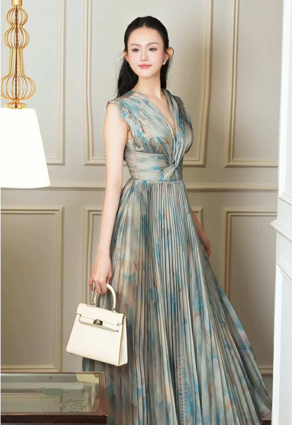 ✨ Mỗi bước đi là một dấu ấn của sự tinh tế. Chiếc váy xếp ly mềm mại ôm trọn đường cong, gam màu xanh ngọt ngào gợi cảm giác trong trẻo như làn gió mùa hạ. Kết hợp cùng clutch trắng thanh lịch và đôi giày ánh kim lấp lánh, tổng thể tạo nên hình ảnh vừa sang trọng, vừa dịu dàng khó quên. 🌿💫 #DarlingDiva #damdangdai #ThoiTrangCaoCap #xuhuong #phongcach 