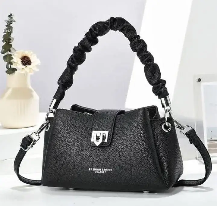 #tanzaniantiktok #zanzibartiktok🇹🇿 #handbag  mikoba mizuri sana quality ngozi 25,000 tu @wardeyhafidhat🥰 