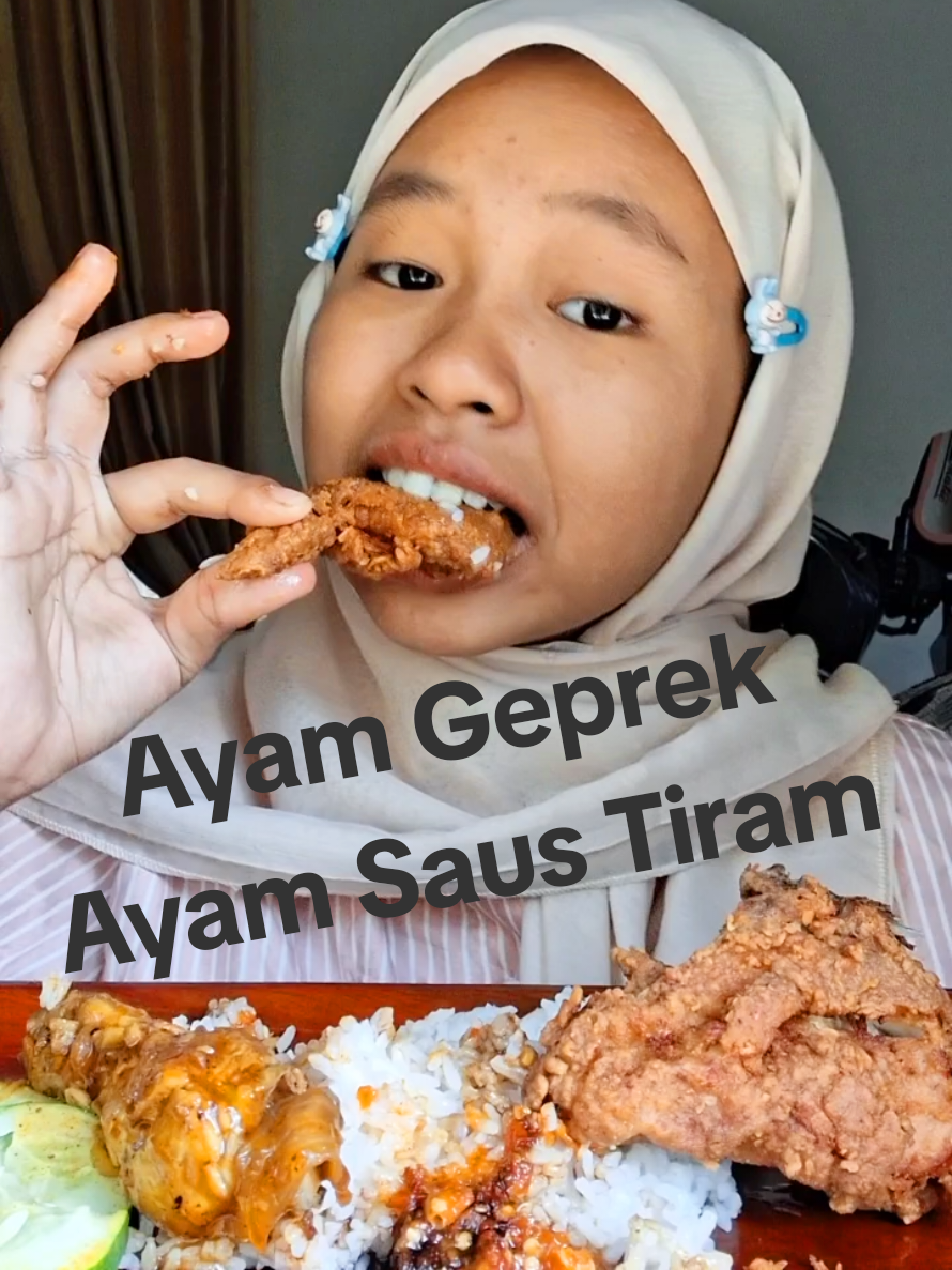 Bagian 92|| Ayam Geprek lagi dan ada ayam saus tiram sama timun,aku suka banget dgn smbalnya dicampurin kecap,sumpah itu enak banget rasanya pedes ada manis²nya dikit gitu 😋😋 #makan#ayamgeprek#ayamsaustiram#minah#fyp