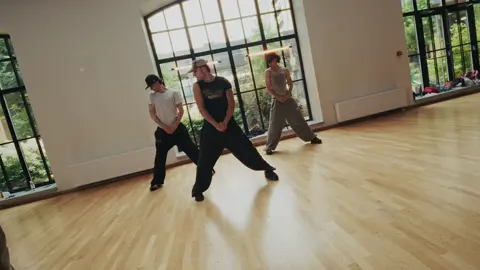 we honestly can’t get enough of Mauro’s classes. the energy and feeling he brings to select is unmatched 🤎 every time feels like a new high. choreography: @Mauro vd Kerkhof  dancing with: @M @Héctor Fernández  #selectdanceevent #maurovdkerkhof #justintimbeake #dance #fyp 