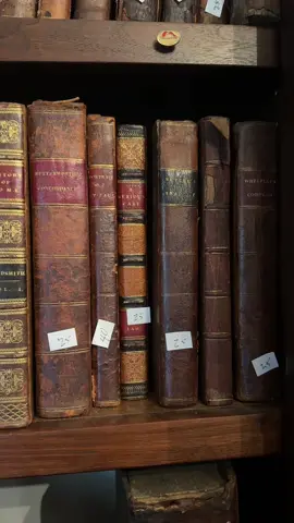 Replying to @nanahobbit I need to stop saying stunning so much. #estatesale #estatesalehaul #thrifting #antique #vintage 