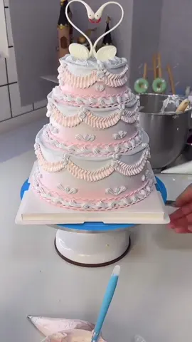 Regular speed #fyp #foryoupage #cutecake #cakedecorating #vintagecake 