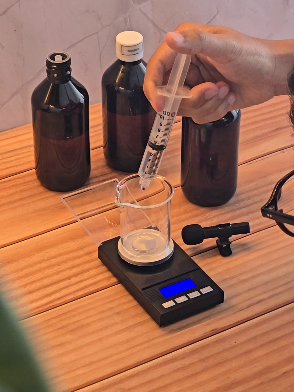 Del taller al envase: uniendo aromas para una vela única. ✨ Este es el segundo video de nuestra serie, donde trabajamos con un envase artesanal de vidrio soplado color ámbar, hecho por manos mexicanas en Tonalá. Hoy mezclamos guayaba, madera y jazmín para lograr una fragancia dulce, floral y cálida, perfecta para transformar cualquier espacio. Todo el proceso es 100% artesanal: desde el envase hasta el pabilo de madera que crepita al encenderse. ¿Quieres ver el resultado final? 🔥 #velasaromaticas #velasartesanales #hechoamano #hechoenmexico #musicoterapia #candlemaking #emprendimiento #candlelover