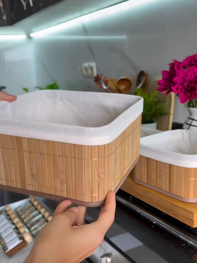 من الفوضى للأناقة 😍 شوفو الفرق! واش حتى انتوما كتفضلو الكوزينة مرتبة هكا؟ ❤️ Les articles de chez @bohodesign.ma ✨ #organisation  #تنظيم  #homeorganizer #cleaning  #cuisine 