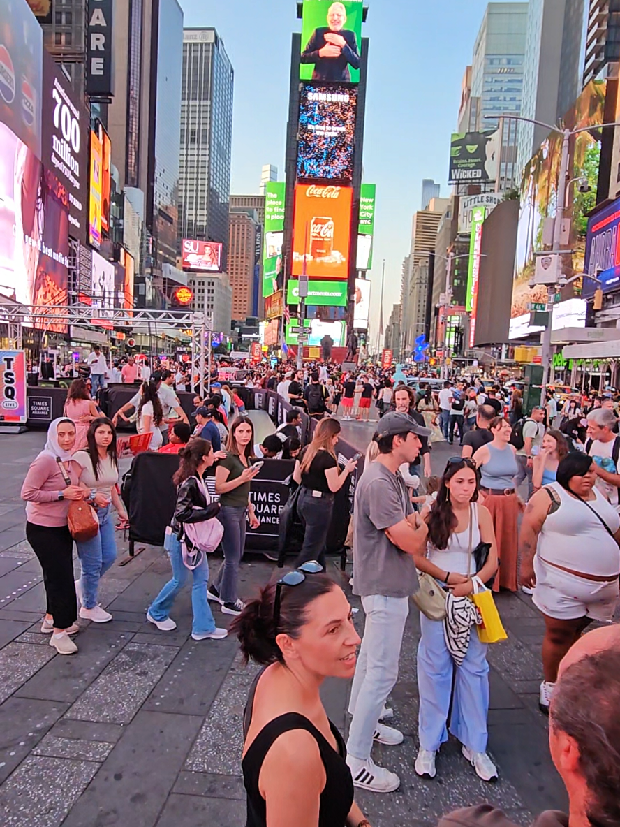 When day fades and the city wakes up in color, welcome to the heart of New York City 🌆💡 #nyc #timesquare #fyp #jalanjalan 