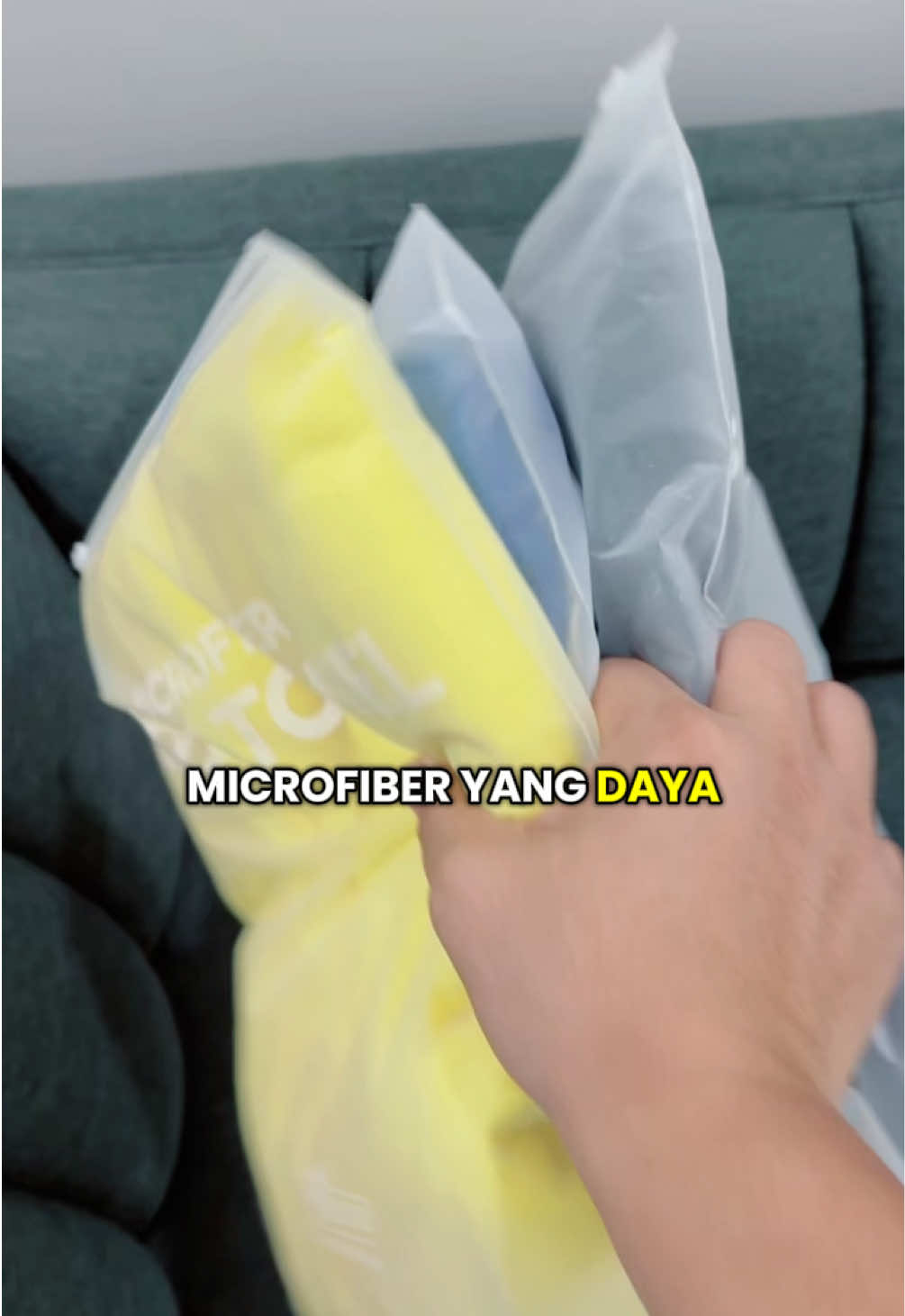 Daya serapnya tinggi, cepat kering jadi handuk gak gampang bau, enak dibawa bawa karena gak tebal cocok buat yg suka bobo hotel, cek keranjang kiri bawah yaa #handukmandi #handukmicrofiber 