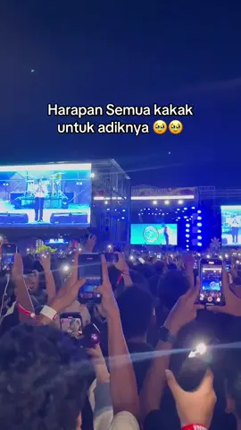terbang lah setinggi mungkin adikku 🫶🤗 aku akan menjadi tangga untukmu🥰#fyp #fyppppppppppppppppppppppp #nina #feast #pround #terbang #konser #medan #medantiktok 
