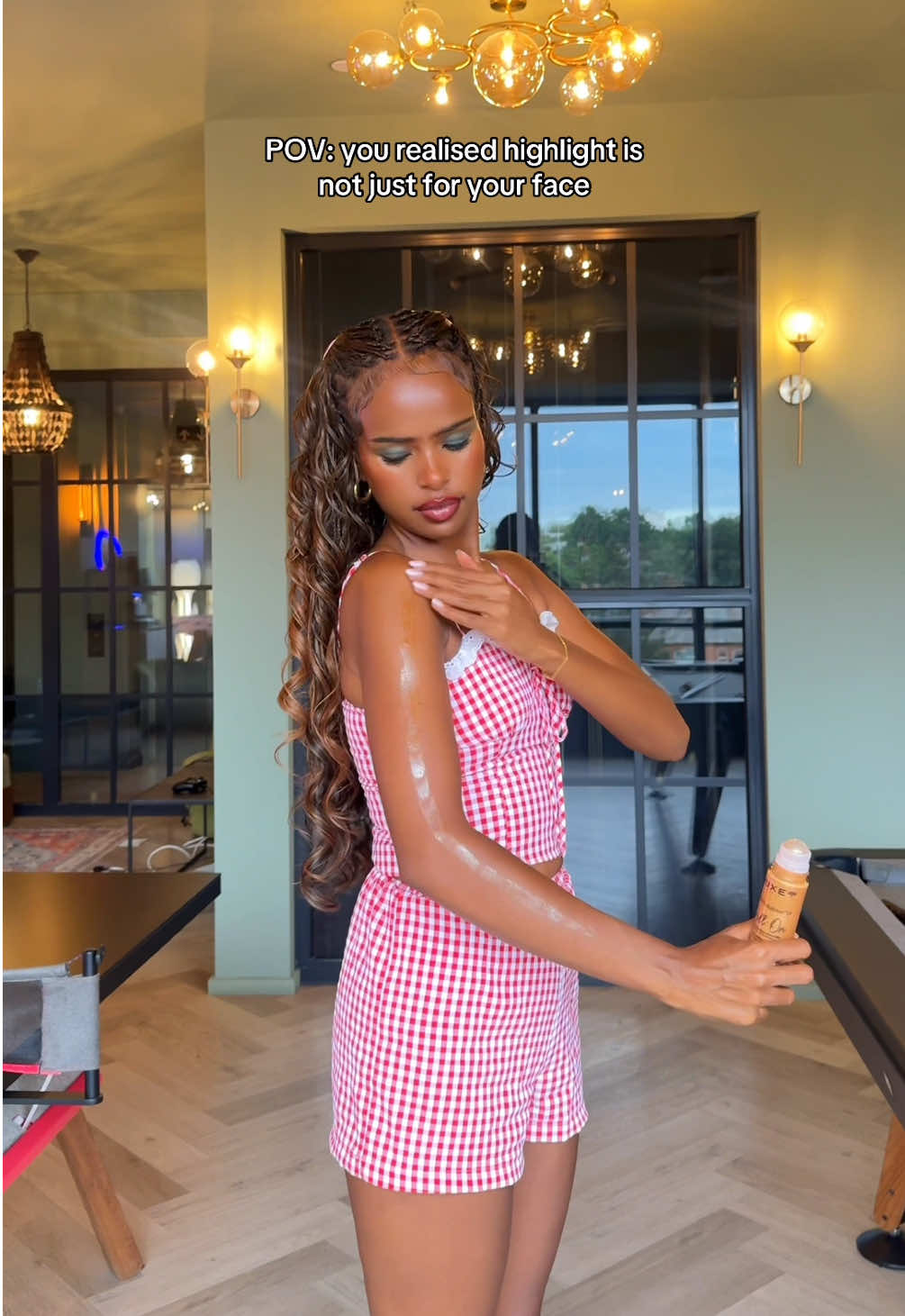 Getting ready never looked so luminous 🤩 @Ria✨🧚🏾‍♀️✨ uses our new Huile Prodigieuse® Or Roll-On for that effortless radiant finish ! #Nuxe #HuileProdigieuse #HuileProdigieuseOr #RollOn #BodyOil #Dryoil #BodyGlow #Glow #Glowy #GlowySkin #GlowingSkin #BodyCare #Skincare #SkinTok #Beauty #BeautyTok 