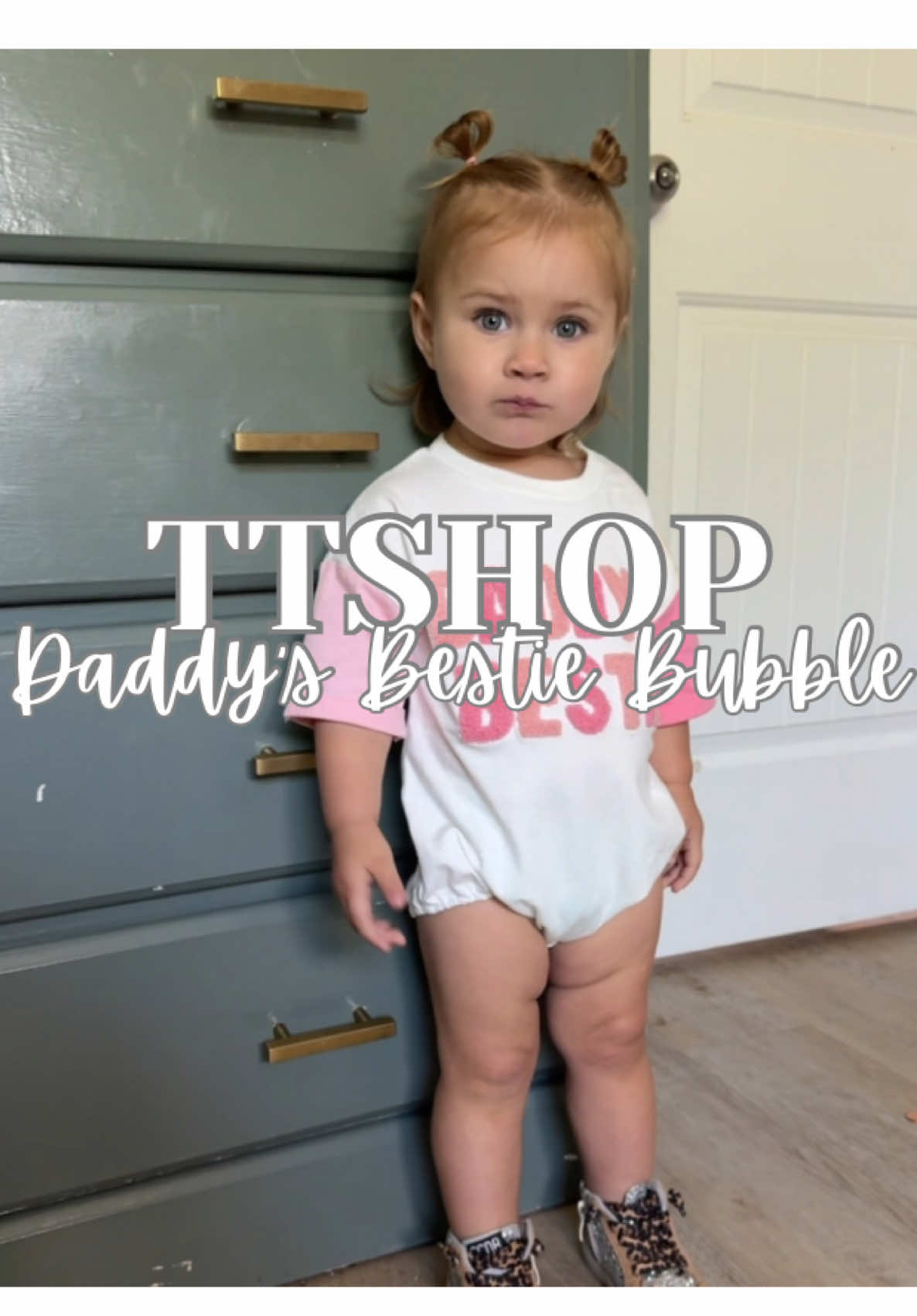 I swear it does not get cuter than this 🩷🥰🤩🎀 #daddysgirl #babyfashion #toddlerfashion #babygirl #dadsanddaughters 