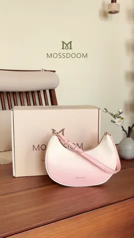 🎀 Gradient Shoulder Bag in Pink 🎀 Cantik banget, warnanya soft & timeless! 💖 Space-nya luas, cocok buat bawa barang sehari-hari~ Buat kamu pecinta shoulder bag & warna pink, yuk merapat! Gas checkout sebelum kehabisan! 💨🛍️ #TimelessElegance #MossdoomIndonesia#WIBGajian #fyp 