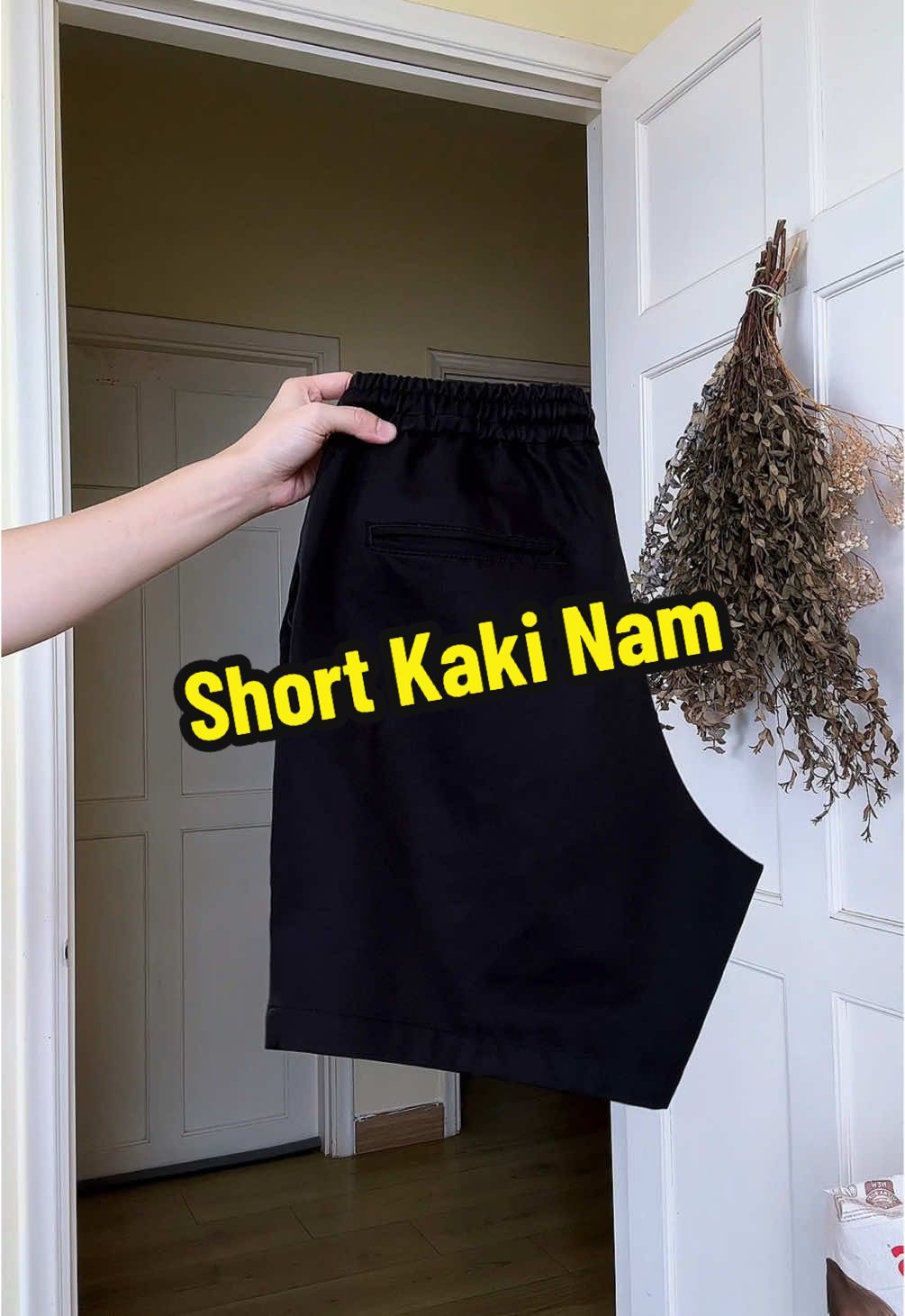 Mặc 1 năm rồi giờ mới lôi ra quay nè, chất vải dày dặn, form trên gối đẹp nha 😍 #quanshortkaki #quanshortnam #OOTD #thoitrangnam 