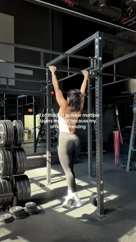no one even knows I can do weighted pull-ups so who cares #pullups #girlswholift #corporateto 