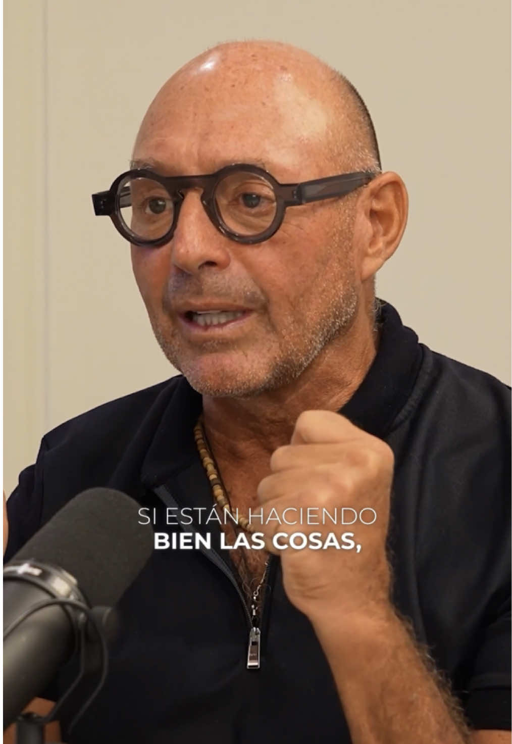 8 Minutos: Historia completa de cómo Javier Calvo Perez empezó la empresa de seguridad más grande del país. Una de las conversaciones más sinceras, transparentes y de valor que he tenido con un empresario en el podcast. Aprendí muchísimo conversando con Javier Calvo Pérez, sobre cómo entró a la marina a los 15 años, empezó su empresa de seguridad Liderman, superó distintas tragedias y terminó construyendo la empresa de seguridad más grande del país, con presencia en Perú, Ecuador y Chile. Conversé con Javier sobre: - Su experiencia en la marina - Cómo empezó y escaló la empresa de seguridad más grande del país - Casos más grandes de robos a empresas - Claves para emprender y crecer empresas - La importancia de la cultura empresarial - Cómo crear una audiencia y comunidad online - Cómo encontrar oportunidades de negocio  - Cómo superar tragedias personales  Y mucho más. Conversación completa en Youtube, Spotify y Apple Podcasts 🎙🎙 Link en bio