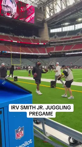 All in the technique 🏈 #juggling #talent #gameday #irvsmithjr #texans 