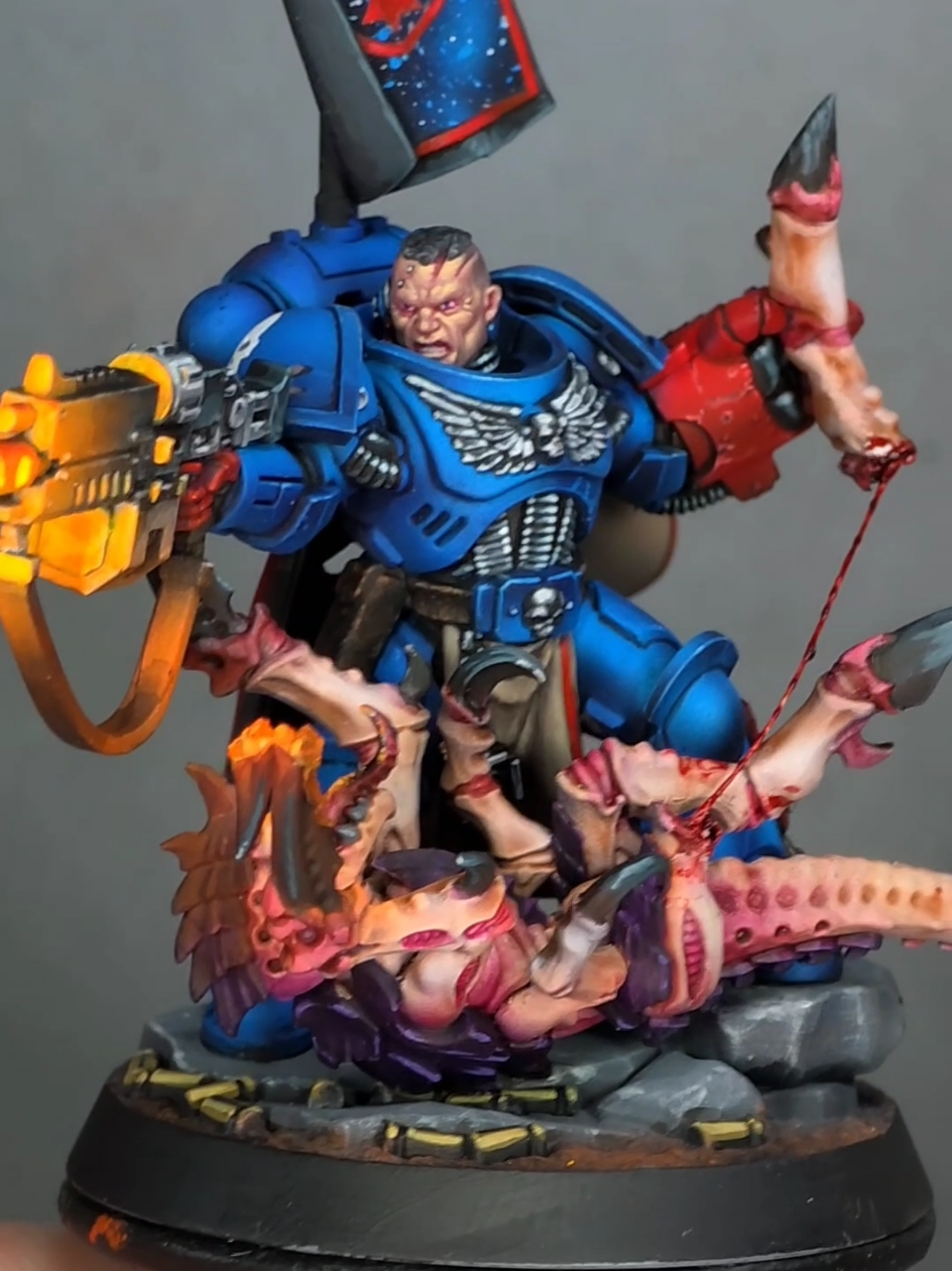 A bit of the yesterday dinner process, roasted tyranid with bolter smoke! Maybe i over heat the leg trying to adapt it to the power fist, but i think in the painting process does not look bad . . #warhammer40k #warhammer #paintingwarhammer #warhammercommunity #spacemarines 