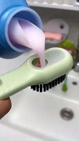 Escova de limpeza com reservatório #limpeza 