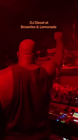 @Shaq Diesel with his first ever warehouse show last night in LA with us. Insanity. #shaq #djdiesel #losangeles #rave 