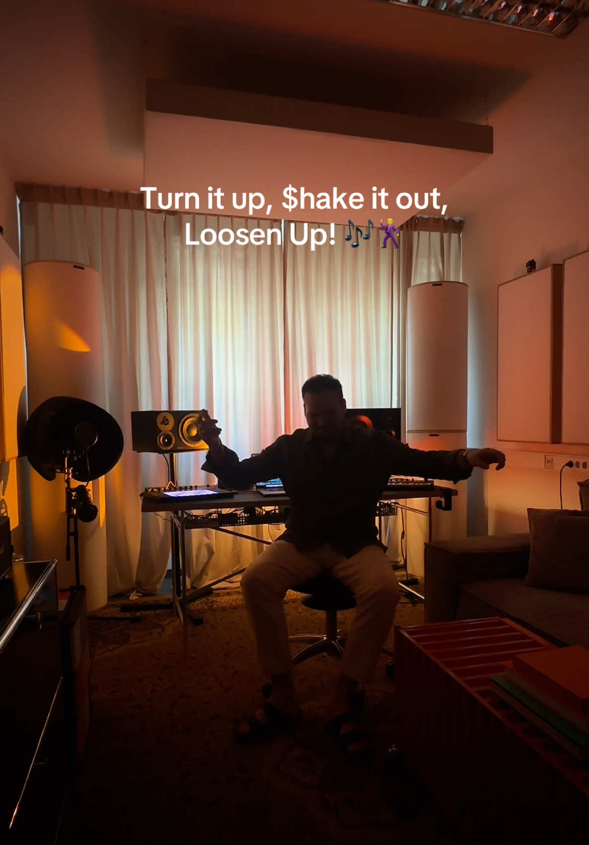 Turn it up, shake it out… Loosen Up! 🎶🕺 Let‘s tag @HUGEL to get this official 😃 #melodichouse #electronicmusic #dancefloor #clubbanger #loosenup 