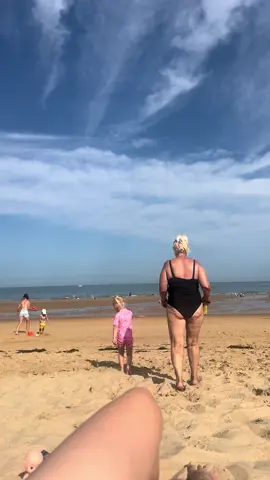 Мия с бабушкой на отдыхе 😇🙌🏻#дети #бабушка #море #остенде 