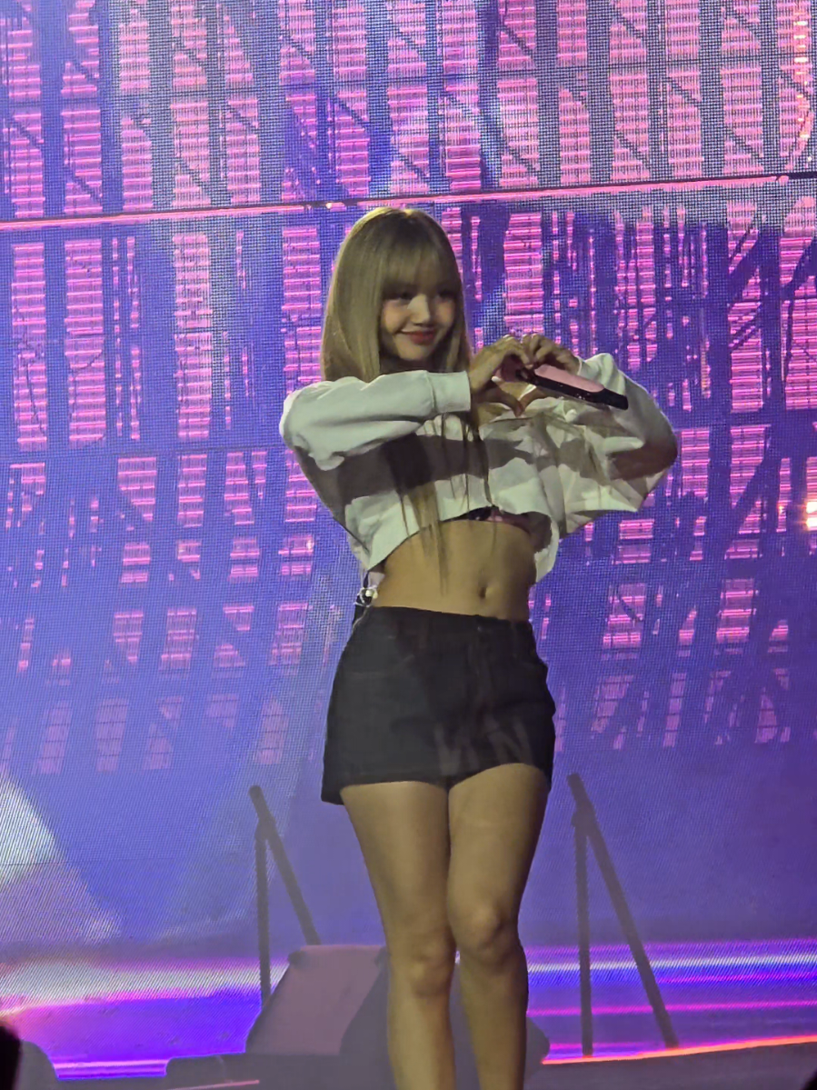 Lisa Jump  Deadline World Tour Paris Day 1 #blink #blackpink #lisa #lalisa #jump 