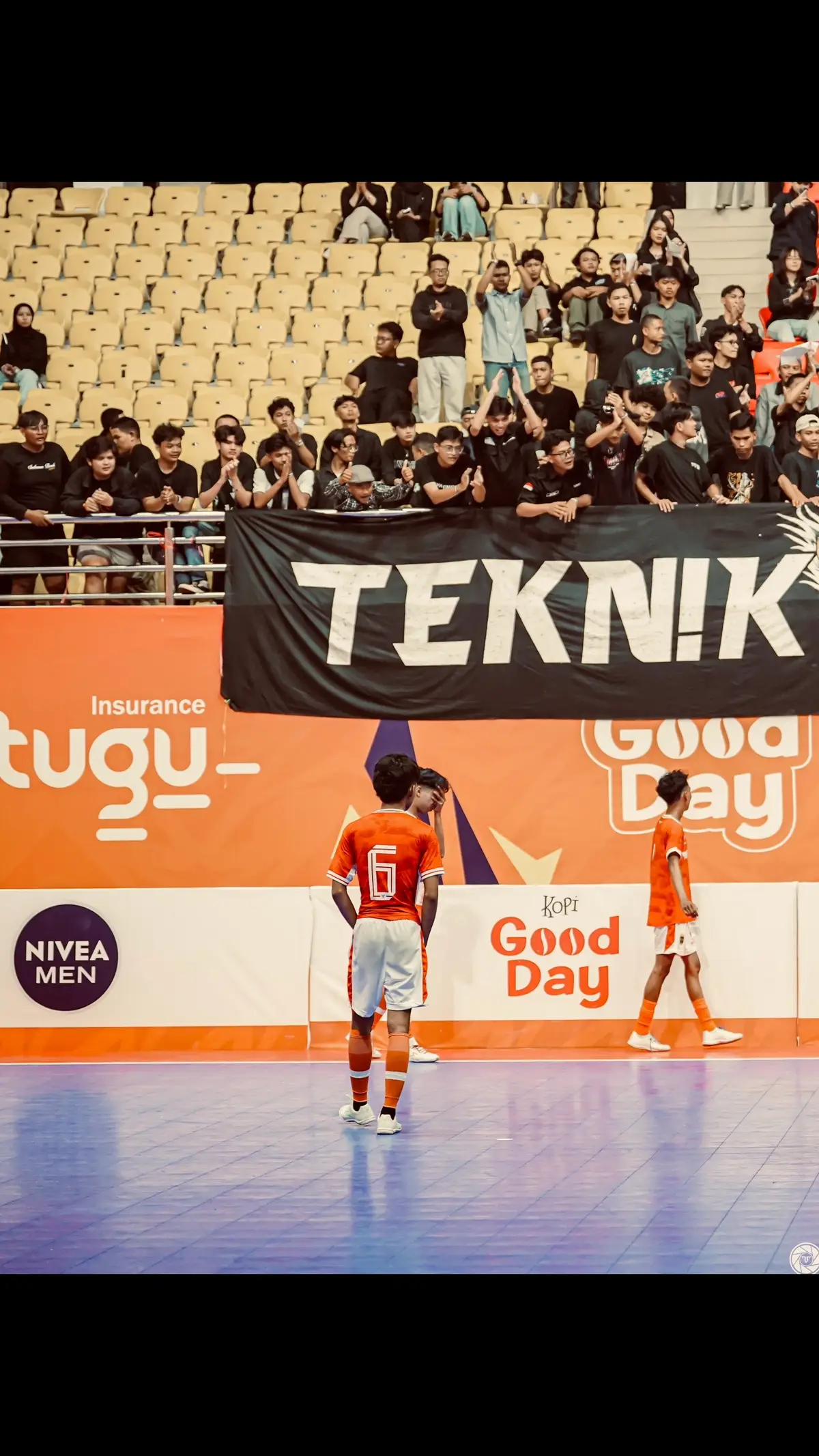 🦅🧡🤍
