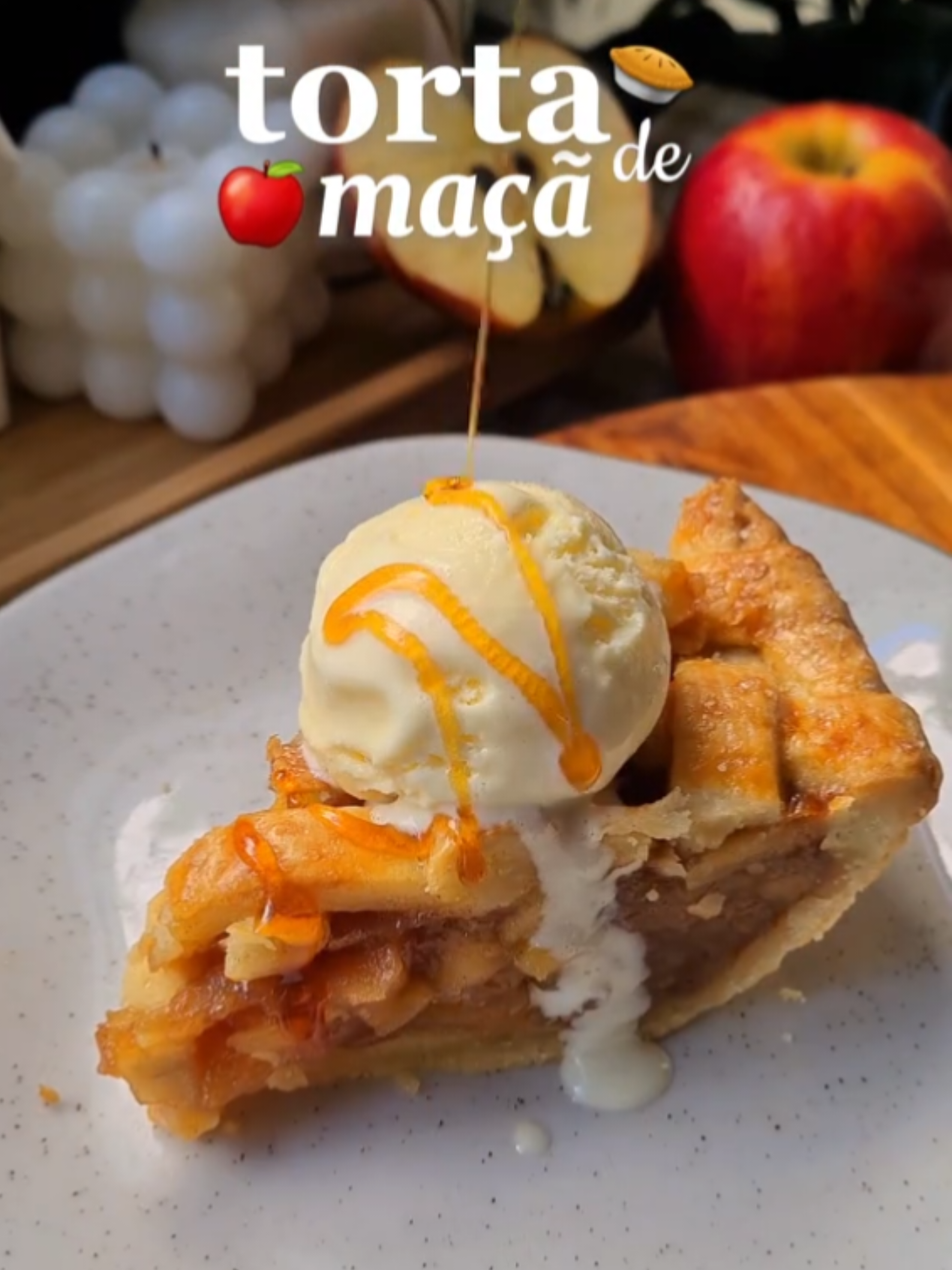Torta de maçã perfeita 🍎 Finalmente matei minha vontade de comer essa torta, já tô doida pra fazer mais.  Ingredientes para a base: • 3 xícaras de farinha de trigo • 2 colheres de açúcar • Uma pitada de sal • 200 g de manteiga (bem gelada) • 10 colheres de sopa de água (bem gelada) • Uma gema  Em uma tigela coloque a farinha, açúcar, sal e a manteiga, misture com as mãos até que vire uma farofa.  Adicione a água aos poucos e vá mexendo até que vire uma massa uniforme. Acrescente a gema e misture. Cubra a massa com plástico filme e reserve na geladeira por no mínimo 1h.  Depois da massa descansar na geladeira, é só montar a torta. Leve ao forno pré-aquecido 180 graus por mais ou menos 35 minutos, até ficar bem dourado. Ingredientes para o recheio: • 6 maçãs  • 2 xícaras de açúcar  • 75 g de manteiga  • 1 xícara de água  • Uma pitada de sal  • Meia xícara de amido de milho  • Uma colher de chá de canela em pó  Descasque as maçãs, retire o miolo e corte em cubos.  Em uma panela, coloque o açúcar e cozinhe em fogo baixo até dissolver e formar um caramelo claro. Acrescente a manteiga e misture bem. Adicione a água aos poucos, mexendo sempre, e coloque uma pitada de sal. Junte as maçãs e cozinhe até ficarem macias. Acrescente o amido de milho, mexendo até engrossar o recheio. Finalize com a canela e misture até ficar homogêneo. Espere o recheio esfriar antes de colocar na massa da torta. #torta #maça #sobremesa #receita #fyp 