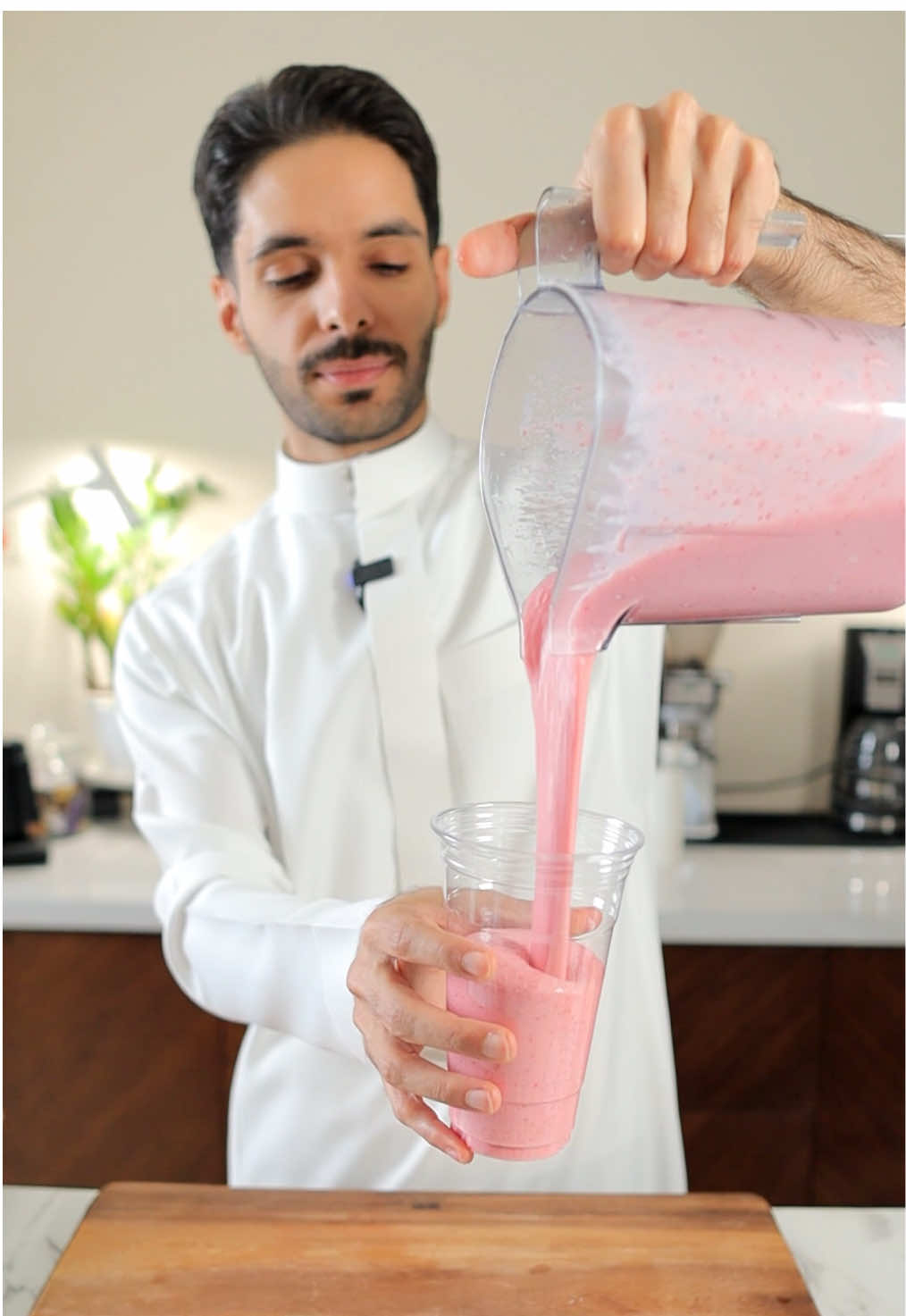 للكوب الواحد نحتاج: 5 حبات فراولة نص موزة ظرف كريمة كوب حليب ثلج . #كوتيل #عصير #كافيه #سموذي #cafe