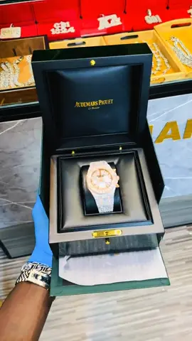 Que de la meilleure qualité original montre bracelet chaîne ⛓️ personnalisée tout en diamants 💎 Abidjan et Bamako contacter@CHARO BLING ICE🥶 
